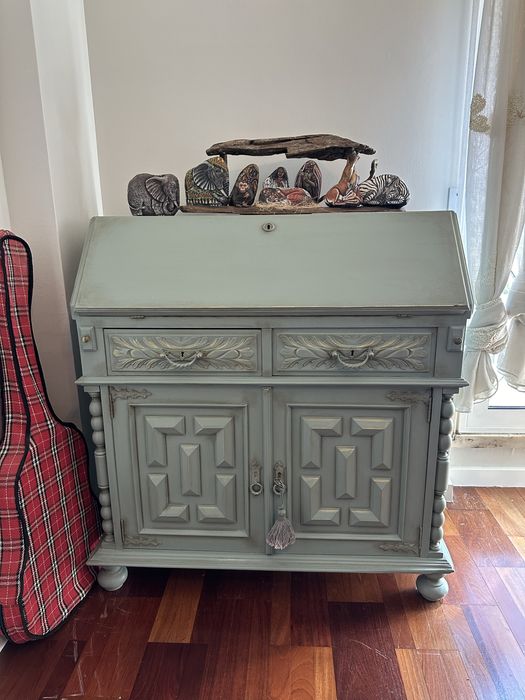 Escrivaninha antiga em madeira maciça. Pintada por profissional