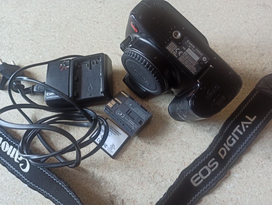 Canon EOS 300D (body)+ Ładowarka, Bateria, Pasek/Uszkodzony- reaguje