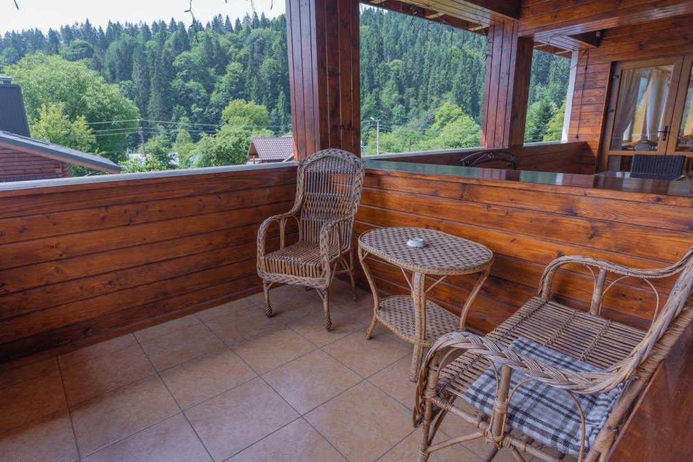 Продається будинок у серці Карпат зі СПА та критим басейном