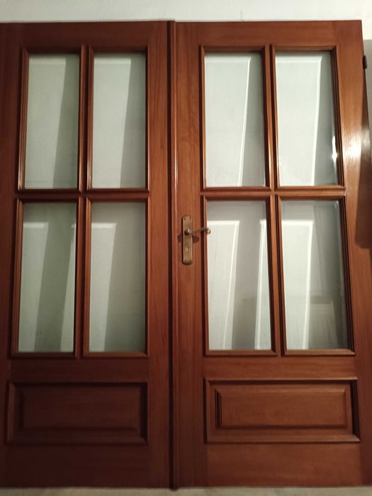 Porta dupla de sala em madeira maciça