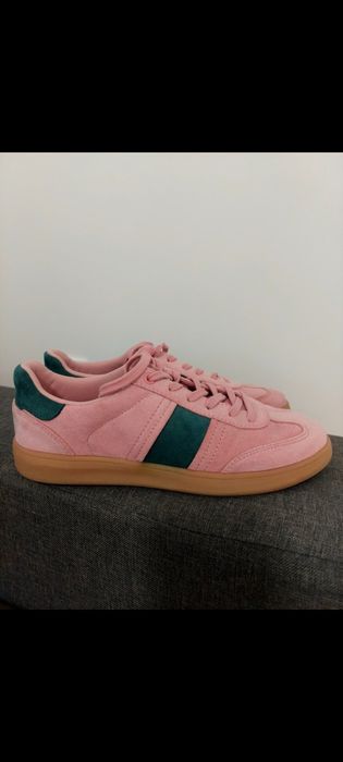 Жіночі кросівки zara