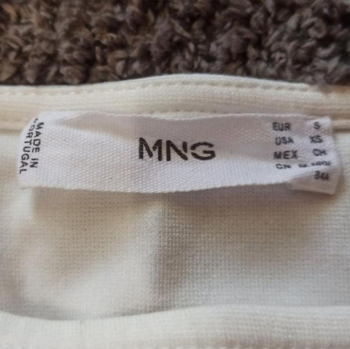 Жіноча блуза з фатіновими рукавами