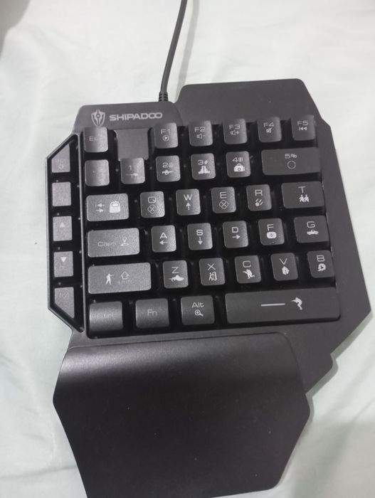 Kit teclado e rato semimecânico com luz RGB não contém nenhum defeito