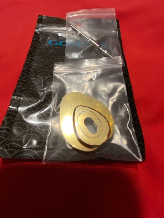 Wyciskacz do pinów kołowrotka firmy Gomexus.