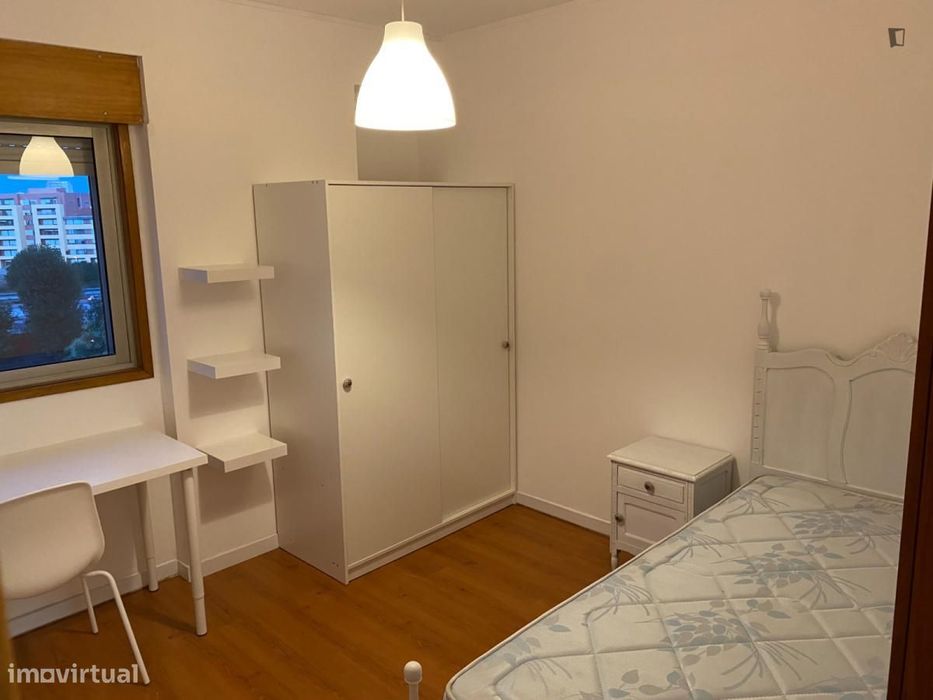 Quarto - localizado em Paranhos Porto