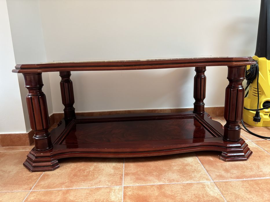 Mesa de centro em madeira maciça com tampo de mármore