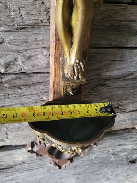 Rzeźbiony drewniany krzyż neogotycki kropielnica do kościoła