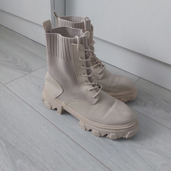 Жіночі молочні ботильйони на шнурівці 38 розмір