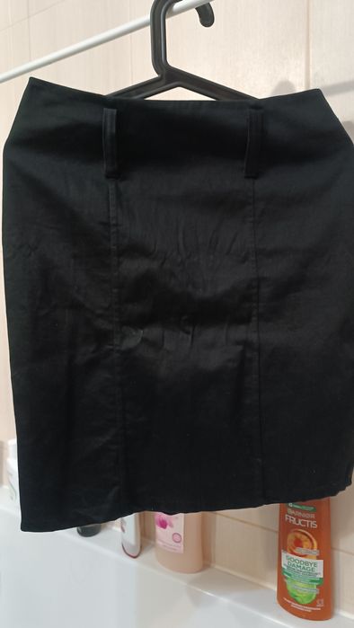 Spódnica czarna, klasyczna, moda włoska