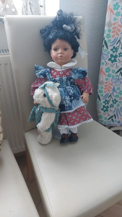 Порцелянова лялька з ведмедиком