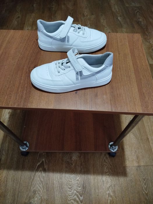 Білі кроссівки, кеди