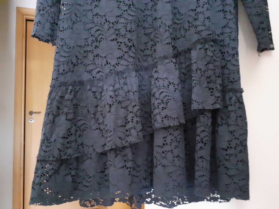 Vestido curto azul.