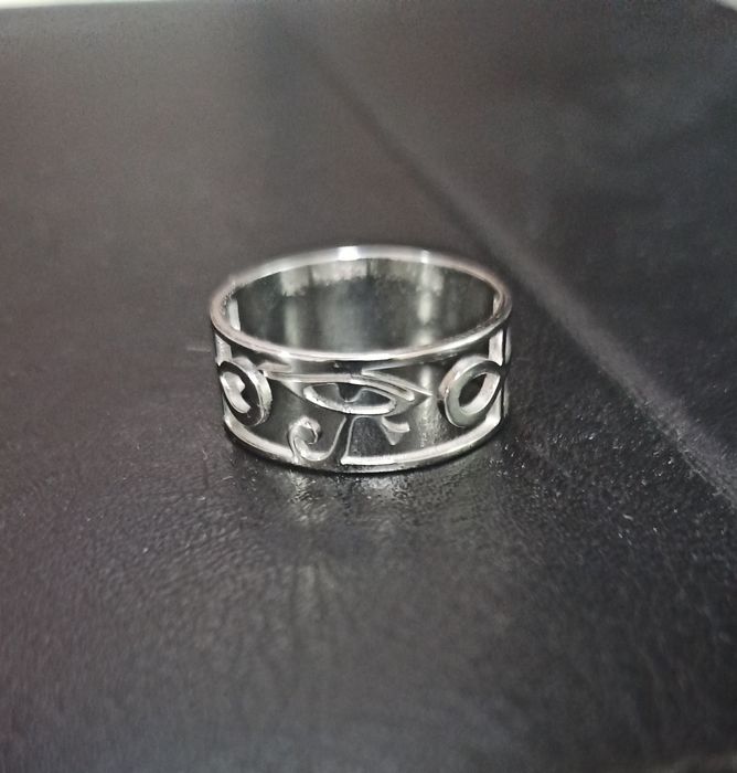 Серебристое красивое кольцо на подарок