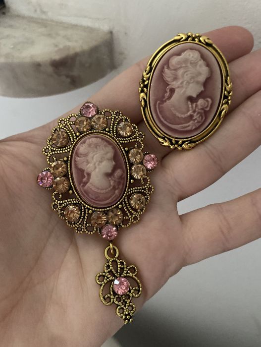 Zestaw broszki z kameą