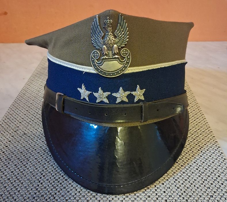 Czapka rogatywka.