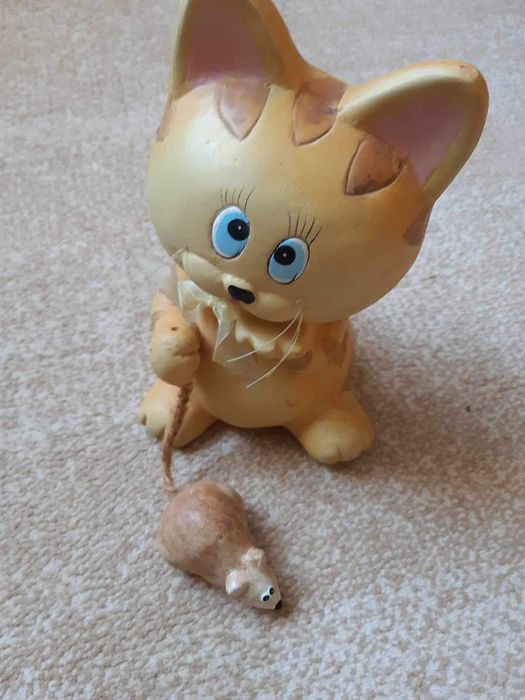 Ceramiczny kotek z myszka dekoracja figurka