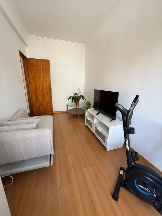 Quarto com varanda e WC privativo em Benfica