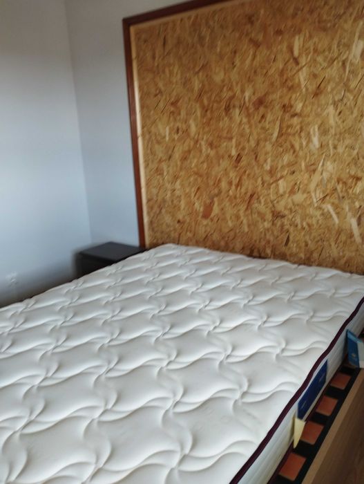 Moradia de dois pisos com 290 m2, em terreno de 1700 m2.