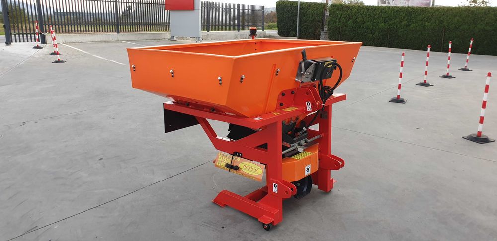 Piaskarka-posypywarka DEXWAL PK 1200 hydrauliczna z podłogą wibracyjną