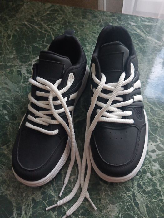 Нові кросівки для хлопця