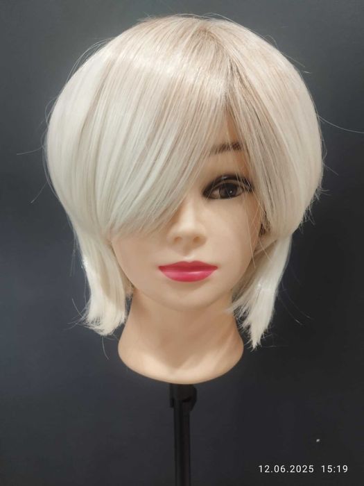 Peruka . Włosy krótkie typu bob. Kolor perłowy blond.