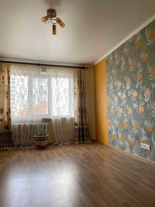 3-к Півд-Захід,нове планування косметичний ремонт!!