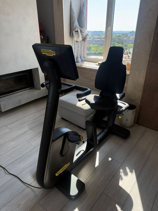 Technogym Recline Live 700 - професійний горизонтальний велотренажер