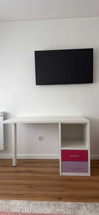 Secretaria branca e rosa