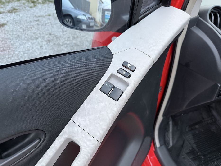 Продам тоета ярис на автомате в отличном состоянии