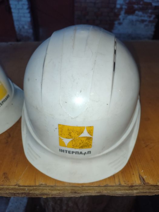 Продам каски строительные
