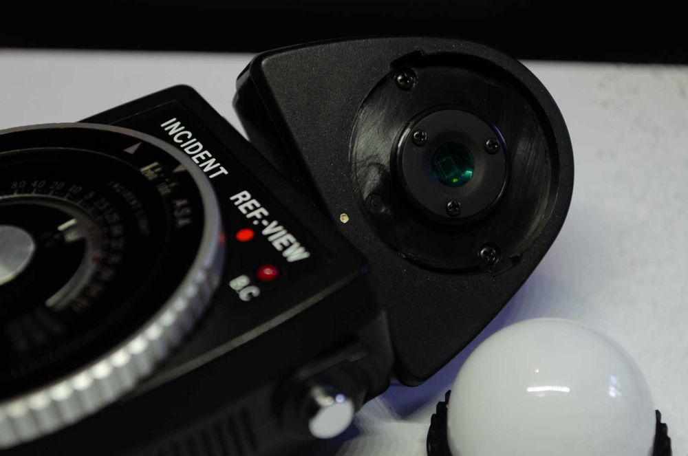 Fotómetro Sekonic Auto Meter L-418 com difusores, manual e estojo, a funcionar