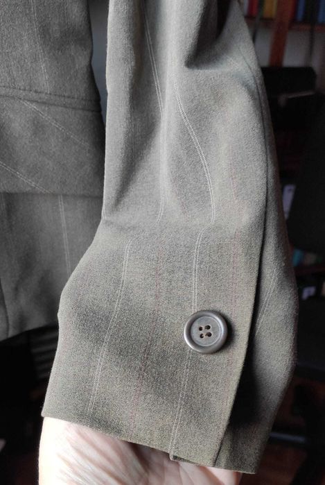 Elegante Blazer Cor Café Com Leite e Risca Fina e Discreta Bege
