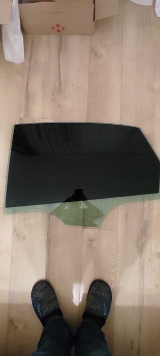 Ауді А4 б9 скло лівих задніх дверей