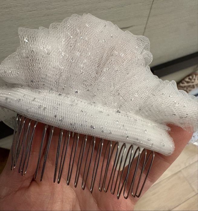 Krótki welon z brokatem