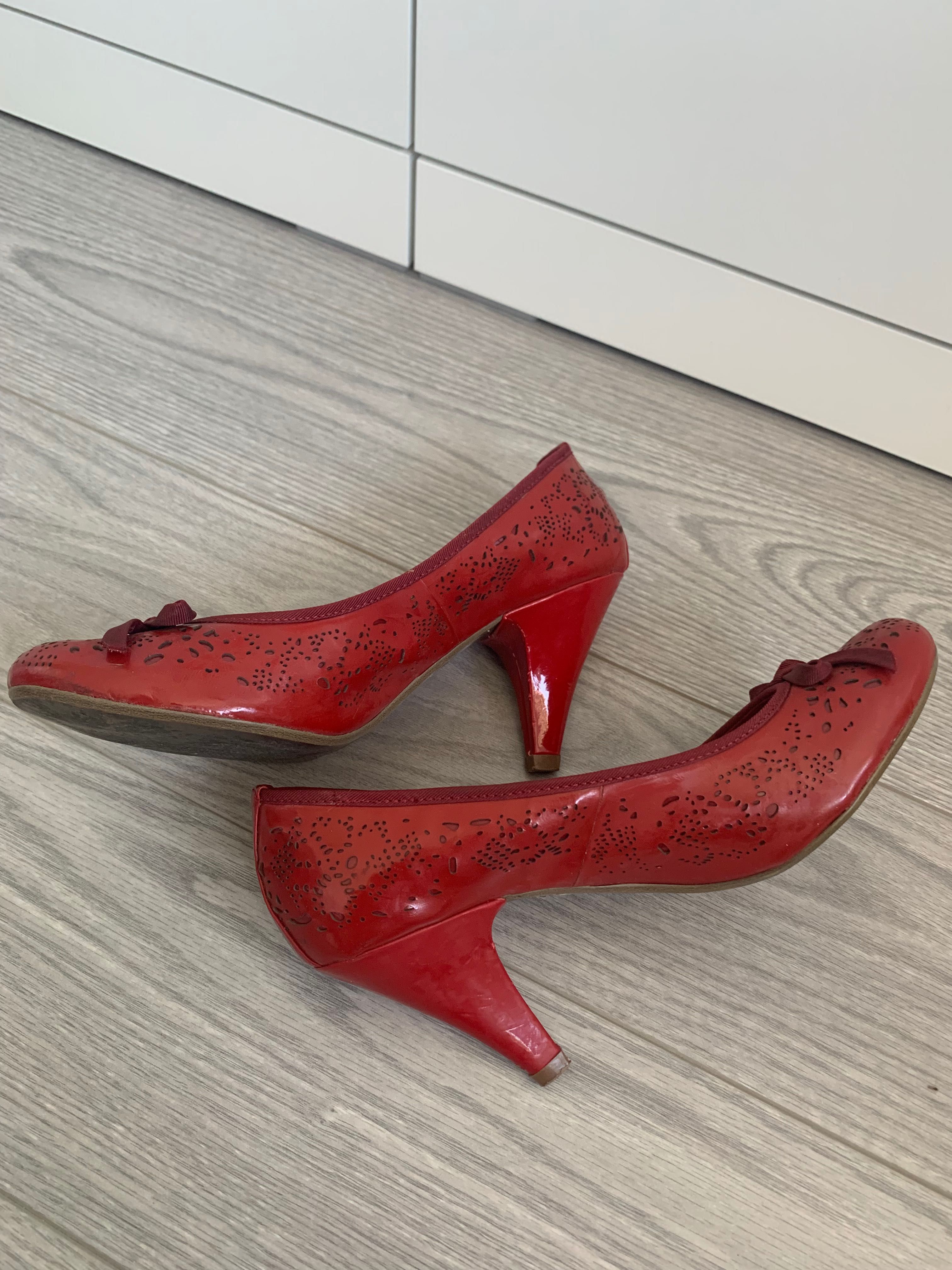 Sapatos vermelhos m dio tac o n 37 Carcavelos E Parede OLX Portugal