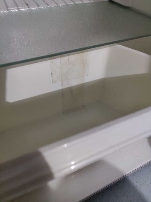 Frigorifico de encastrar com muito desgaste mas a funcionar