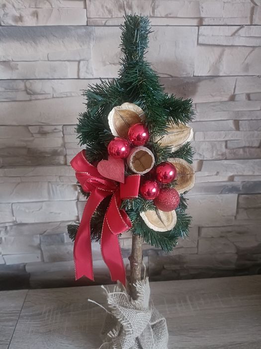 Mała choinka z czerwonymi dodatkami