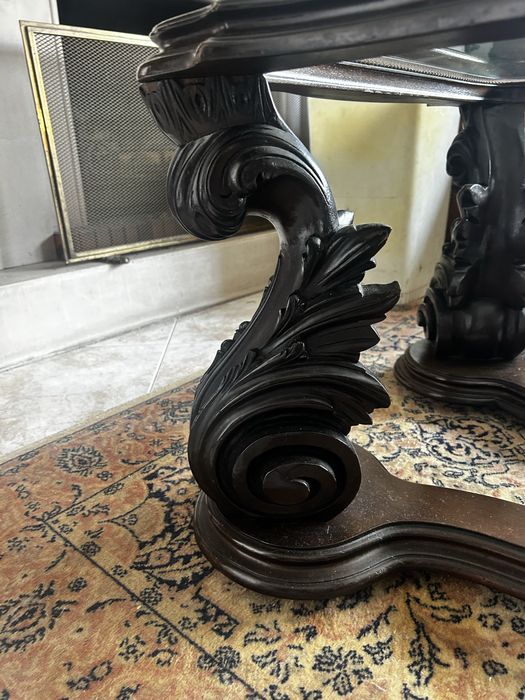 Mesa de centro com pernas trabalhadas