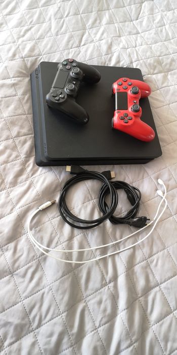 PS4 Slim + 2 oryginalne pady – bardzo mało używana