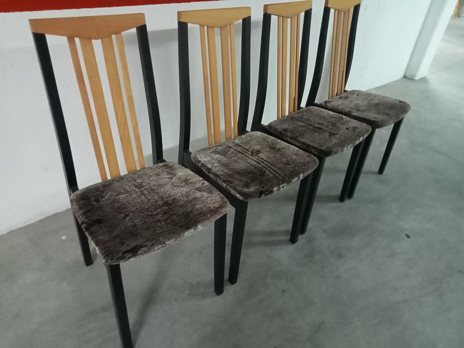 Conjunto de 4 cadeiras com assento em tecido, em bom estado