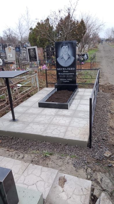 Гранітні памʼятники .Металеві огорожі