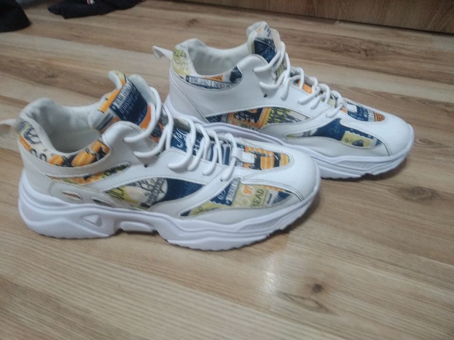 Кросівки чоловічі-жіночі.