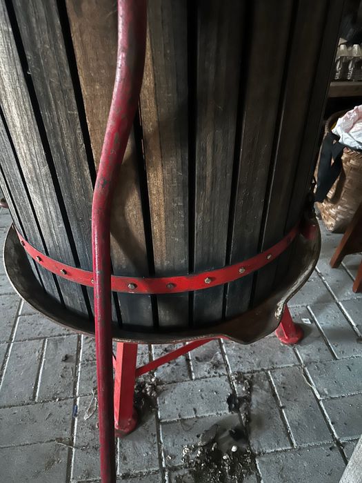 Prensa manual tradicional de uvas (lagar portátil)