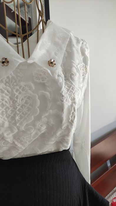 Bardzo elegancka bluzka z długim rękawem z haftem koronką koszula