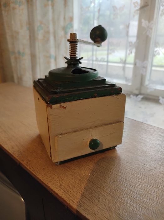 Młynek ręczny z okresu PRL