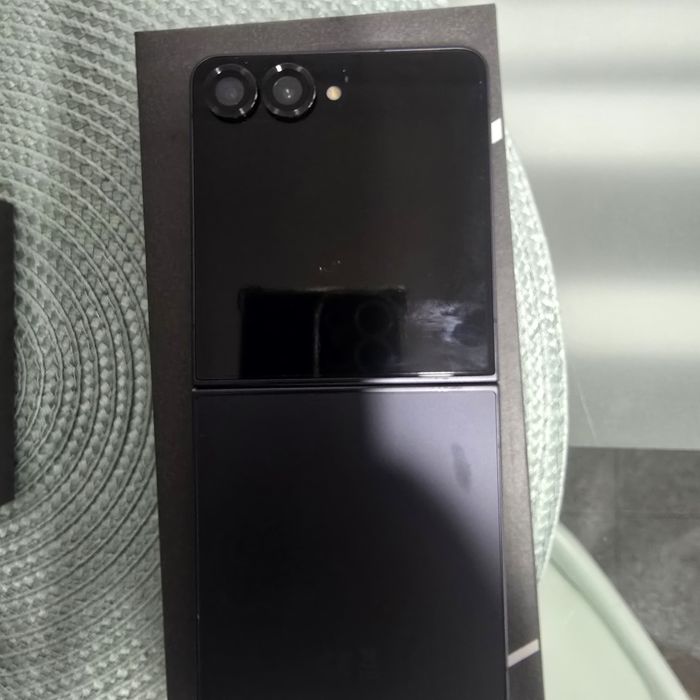 Samsung Z Flip 7 como novo