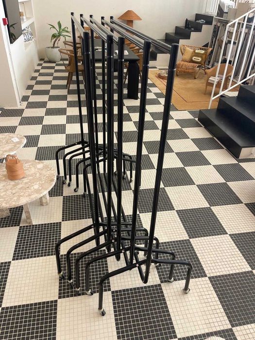 Suporte para cabides (5 unidades) c/ rodas - preto