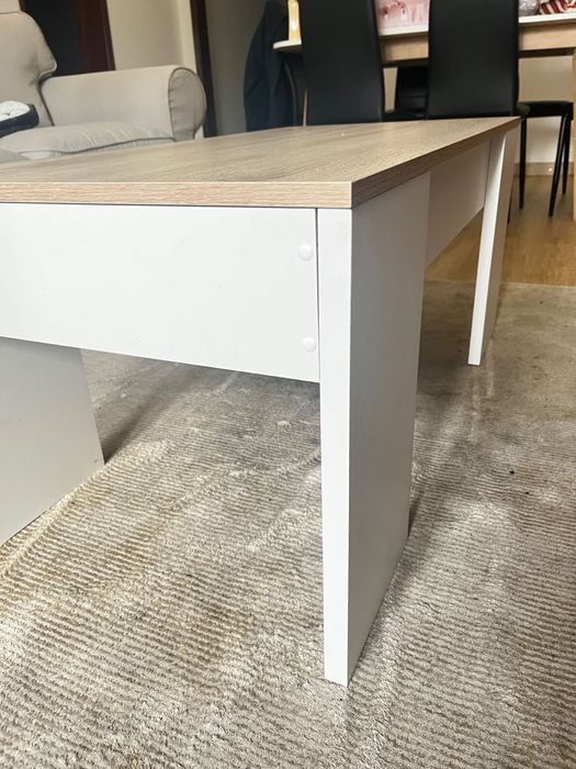 Mesa sala de estar elevatória com arrumação