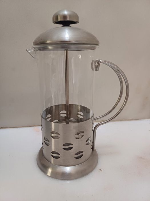 Máquina de café artesanal e chávenas