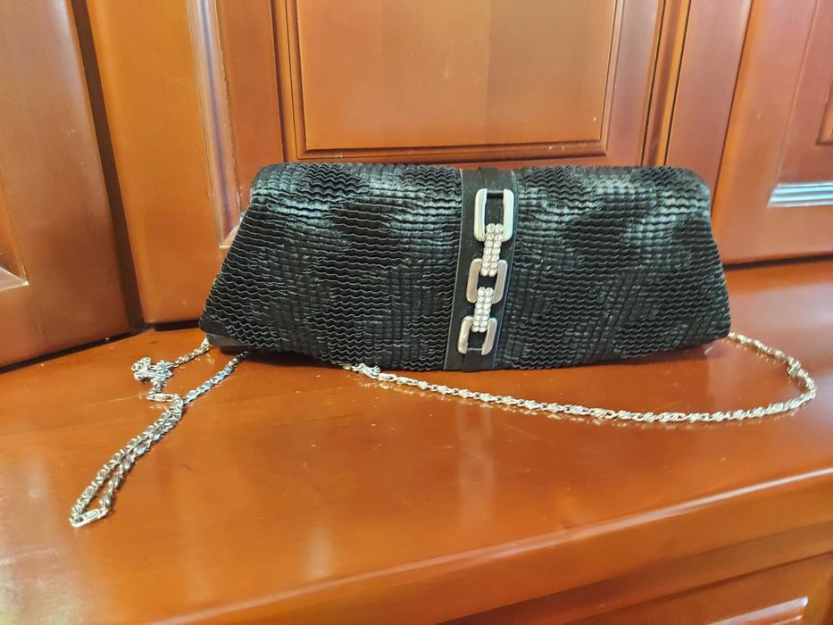 Клатч чорного кольору на ланцюжку